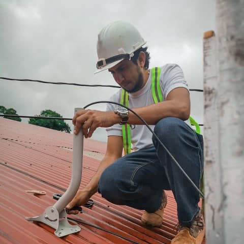Mantenimiento en altura e instalación de canalizaciones en cubiertas