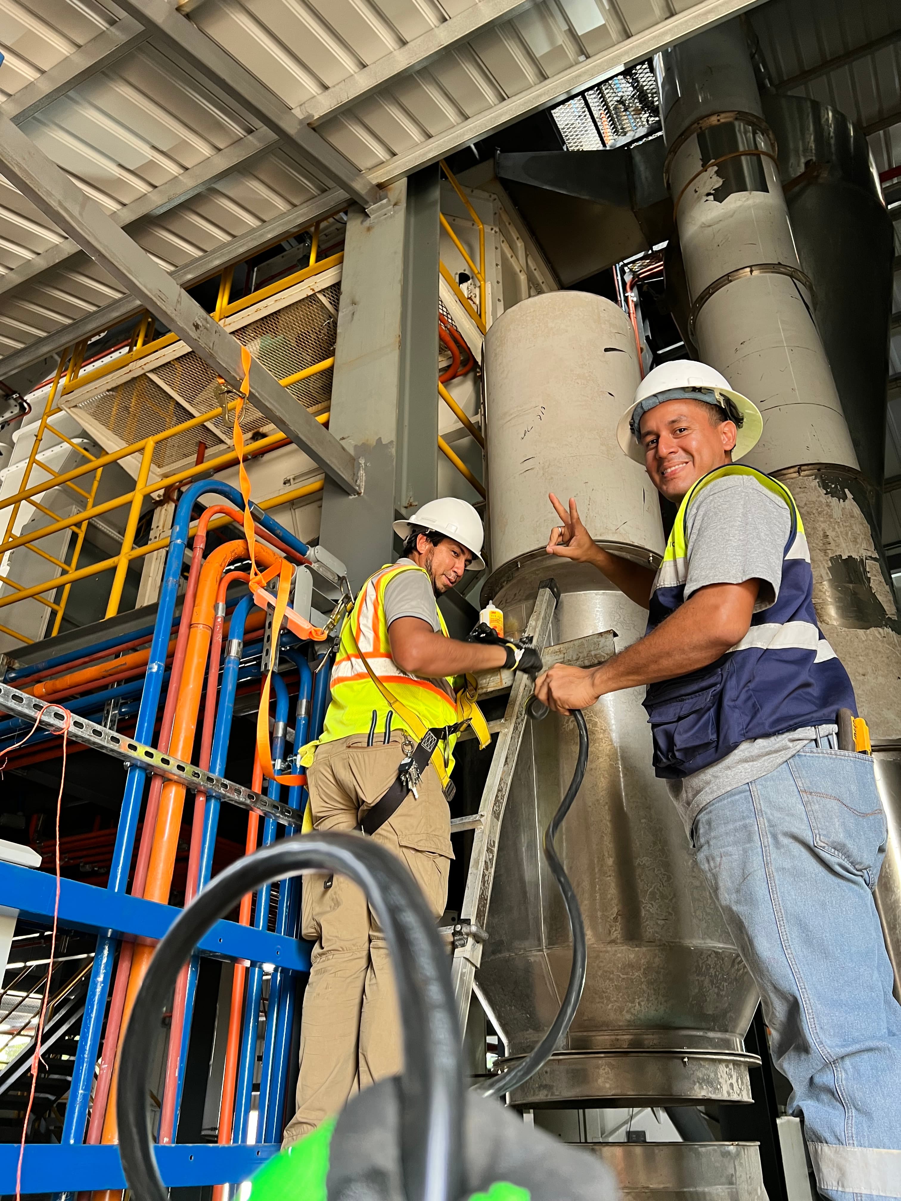 Técnico de Genetic configurando infraestructura de fibra y cableado estructurado